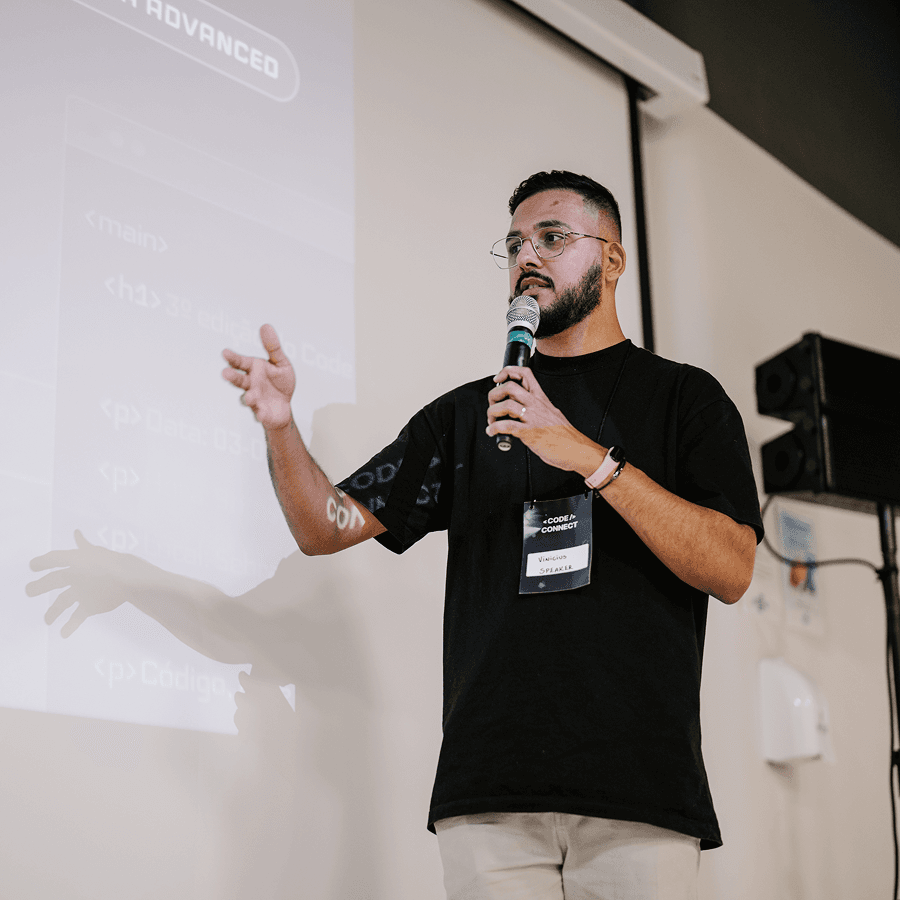 Vini Siqueira palestrando em um evento pra comunidade